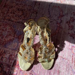 LIKE NEW Badgley Mischka heel sandals in gold sz 8